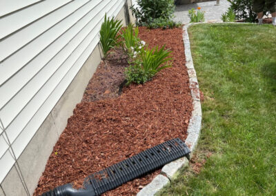 In 1 day in Nashua, NH, our crew tackled weeding and spread 3 yards of mulch, transforming the landscape! Have questions about your garden redesign or need plant recommendations? Drop us a message or give us a call and let Greenleaf’s Garden Design get your garden blooming!