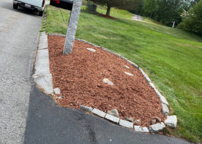 In 1 day in Nashua, NH, our crew tackled weeding and spread 3 yards of mulch, transforming the landscape! Have questions about your garden redesign or need plant recommendations? Drop us a message or give us a call and let Greenleaf’s Garden Design get your garden blooming!