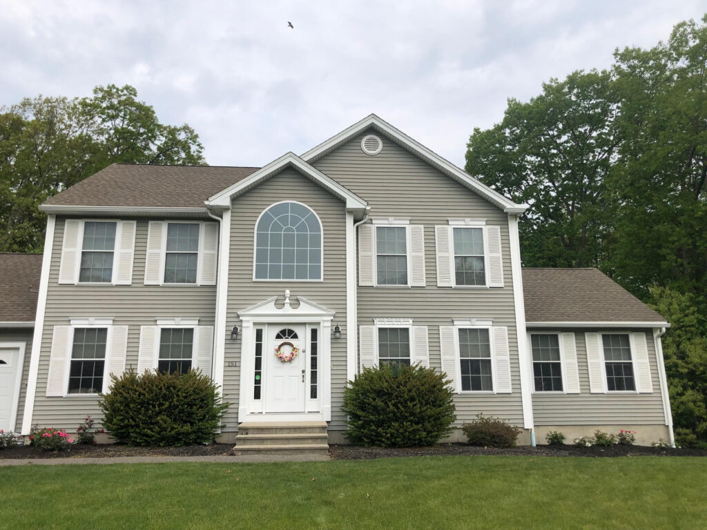 For this project in Pelham, NH, Greenleaf’s Garden Design planted 10 knock out roses and 7 daylilies. We also put down mulch and river rock. To finish up, we cut back and pruned the yews. 