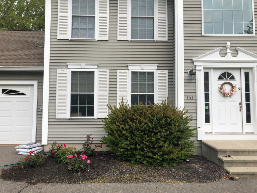 For this project in Pelham, NH, Greenleaf’s Garden Design planted 10 knock out roses and 7 daylilies. We also put down mulch and river rock. To finish up, we cut back and pruned the yews. 