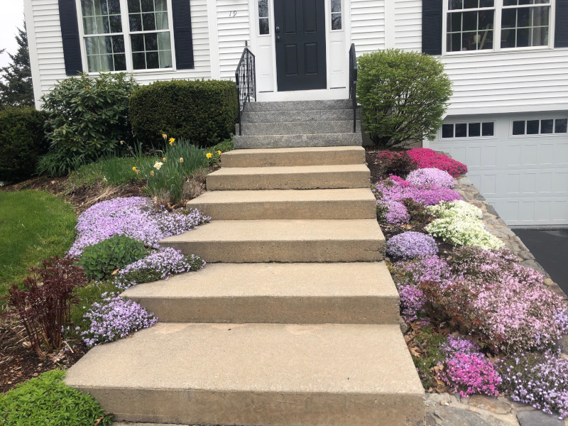 Greenleaf’s Garden Design cleaned and spruced up this garden bed in Merrimack, NH.

